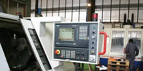 Bedienpult einer CNC-Drehmaschine mit Siemens-Steuerung in der Fertigungshalle